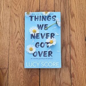 Things We Never Got Over by Lucy Score - Blue Cover with White Daisies